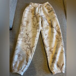 NEW. COMFRT Kids White and Tan White Oak Jogger Pants Size XL